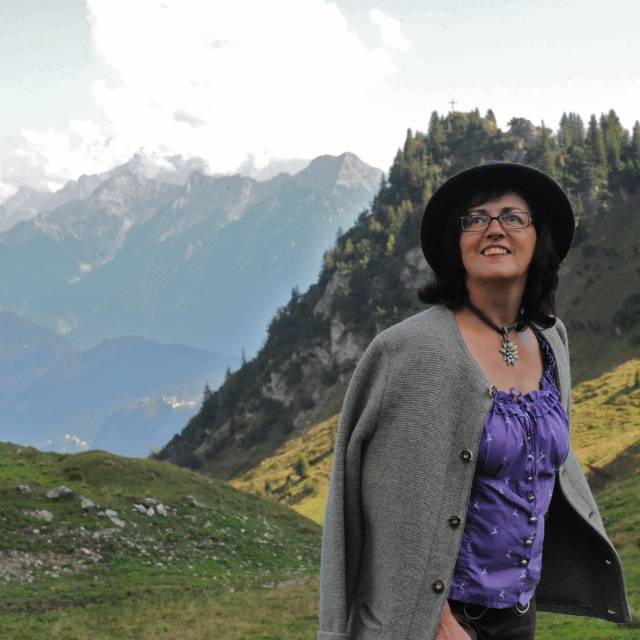 Senior-Wirtin Hedi Weirather beim Wandern in den Bergen in der Natur im Sommer