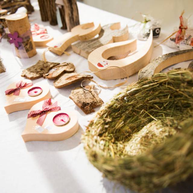 Handgemachte Dekoartikel aus Holz und Naturmaterialien auf weißem Tisch